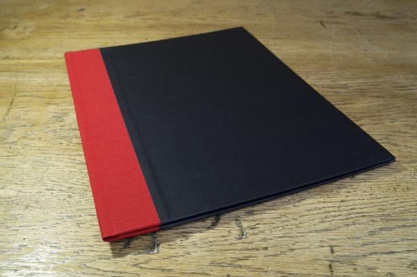 Schwarze Sammelmappe, roter Leinen